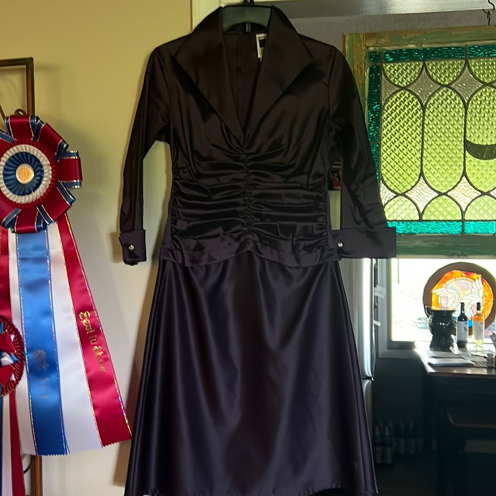 TADASHI Size 4 $25.00